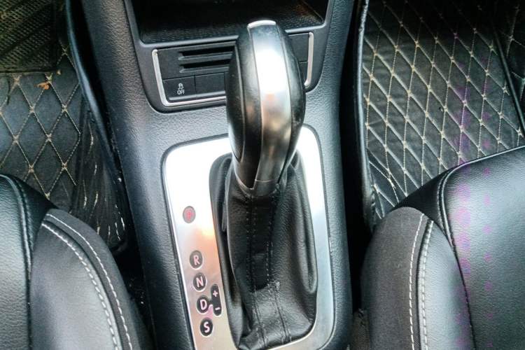 Used Volkswagen Tiguan 2017 300TSI Automatic Two-Wheel Drive Silk Road Comfort Edition Gear Lever