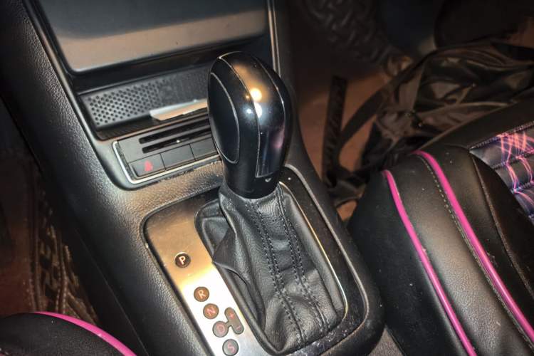 Used Volkswagen Tiguan 2017 300TSI Automatic Two-Wheel Drive Silk Road Luxury Edition Gear Lever