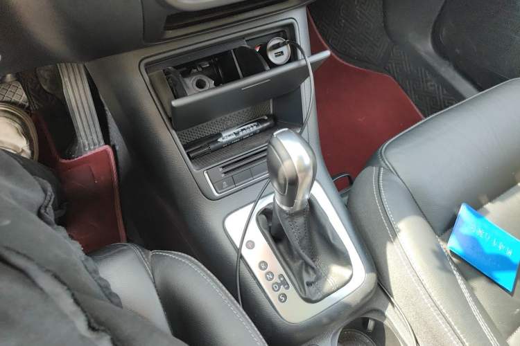 Used Volkswagen Tiguan 2017 300TSI Automatic Two-Wheel Drive Silk Road Comfort Edition Gear Lever