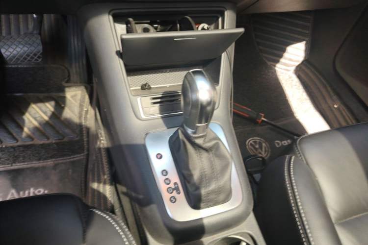 Used Volkswagen Tiguan 2017 300TSI Automatic Two-Wheel Drive Silk Road Comfort Edition Gear Lever
