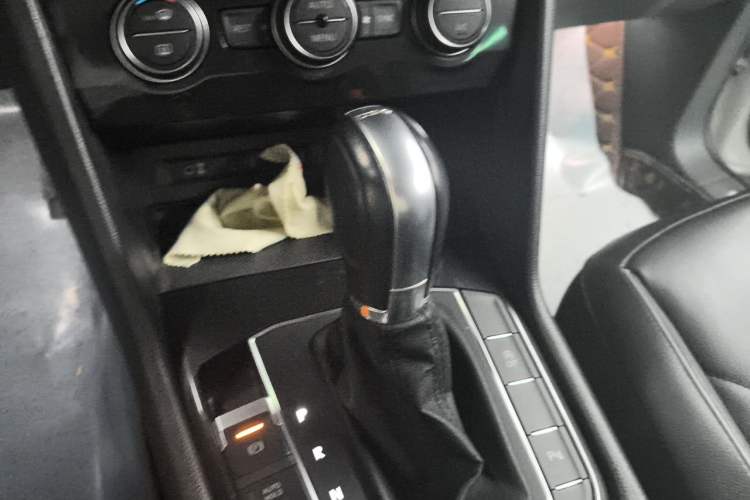 Used Volkswagen Tiguan 2017 330TSI All-Wheel-Drive Innovation Model Gear Lever
