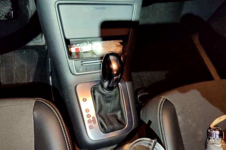 Used Volkswagen Tiguan 2017 300TSI Automatic Two-Wheel Drive Silk Road Luxury Edition Gear Lever