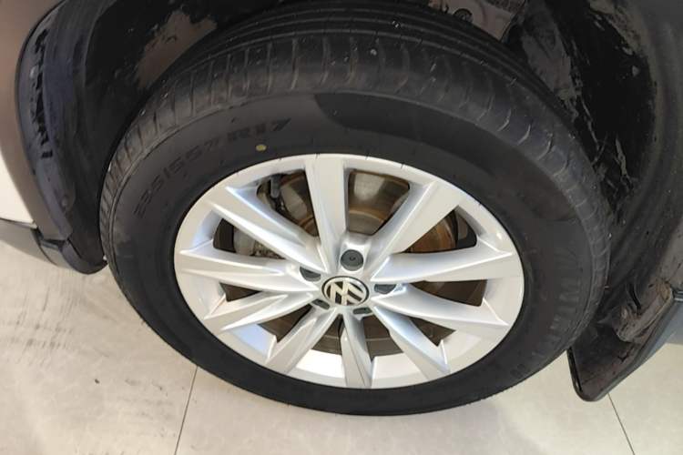 Used Volkswagen Tiguan 2017 300TSI Automatic Two-Wheel Drive Silk Road Comfort Edition Left Front Wheel Hub