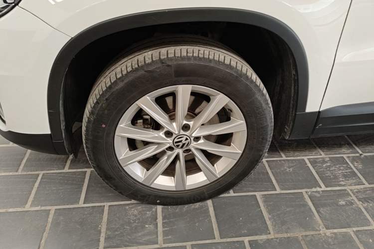 Used Volkswagen Tiguan 2017 300TSI Automatic Two-Wheel Drive Silk Road Comfort Edition Left Front Wheel Hub