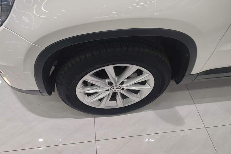 Used Volkswagen Tiguan 2017 300TSI Automatic Two-Wheel Drive Silk Road Comfort Edition Left Front Wheel Hub