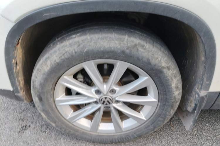Used Volkswagen Tiguan 2017 300TSI Automatic Two-Wheel Drive Silk Road Luxury Edition Left Front Wheel Hub