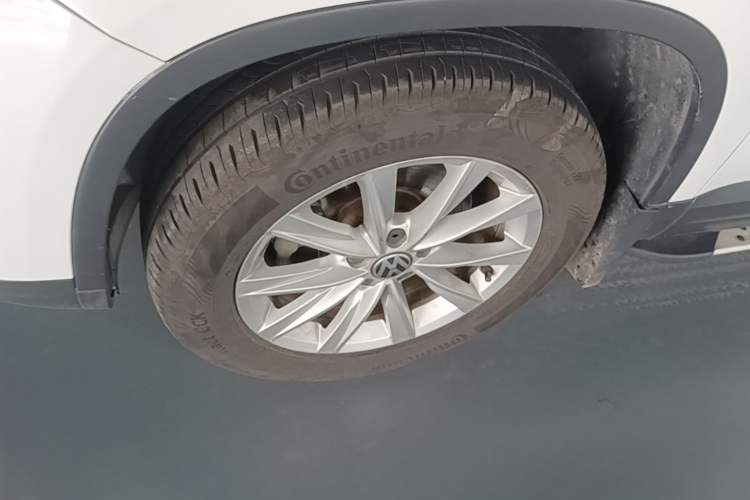 Used Volkswagen Tiguan 2017 300TSI Automatic Two-Wheel Drive Silk Road Comfort Edition Left Front Wheel Hub