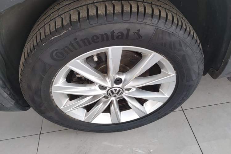 Used Volkswagen Tiguan 2017 300TSI Automatic Two-Wheel Drive Silk Road Luxury Edition Left Front Wheel Hub