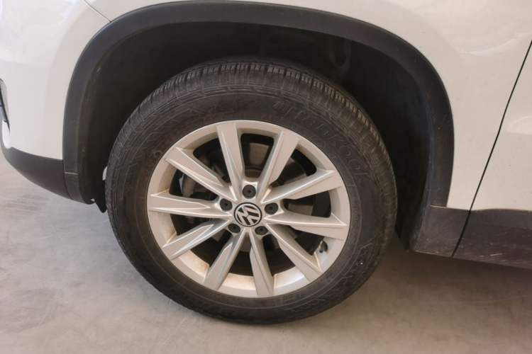 Used Volkswagen Tiguan 2017 300TSI Automatic Two-Wheel Drive Silk Road Comfort Edition Left Front Wheel Hub