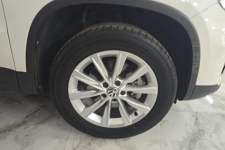 Used Volkswagen Tiguan 2017 300TSI Automatic Two-Wheel Drive Silk Road Luxury Edition Left Front Wheel Hub