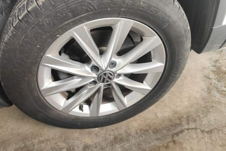 Used Volkswagen Tiguan 2017 300TSI Automatic Two-Wheel Drive Silk Road Comfort Edition Left Front Wheel Hub