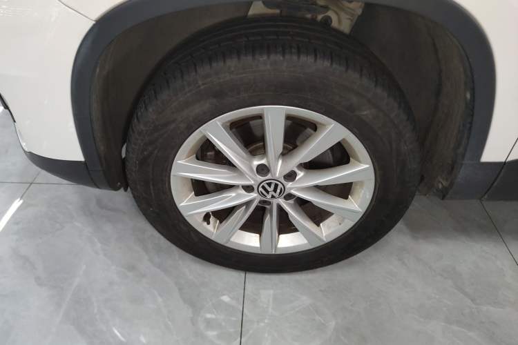 Used Volkswagen Tiguan 2017 300TSI Automatic Two-Wheel Drive Silk Road Comfort Edition Left Front Wheel Hub