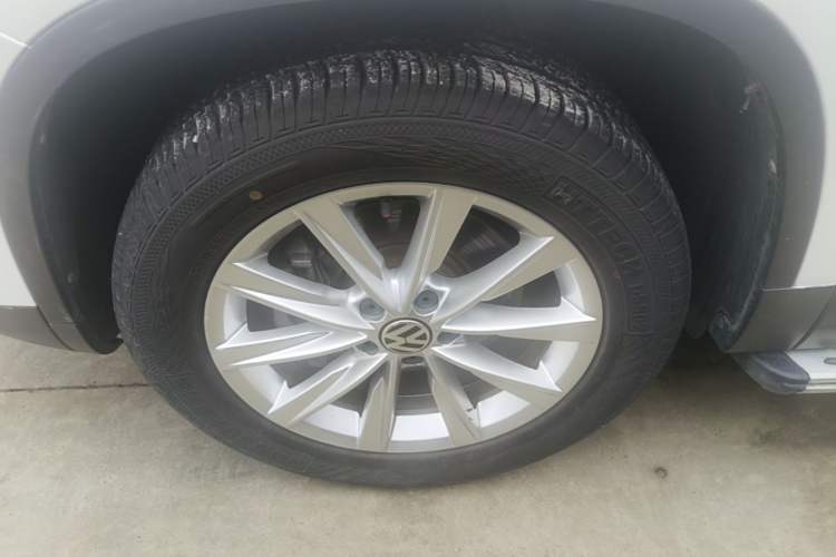 Used Volkswagen Tiguan 2017 300TSI Automatic Two-Wheel Drive Silk Road Luxury Edition Left Front Wheel Hub