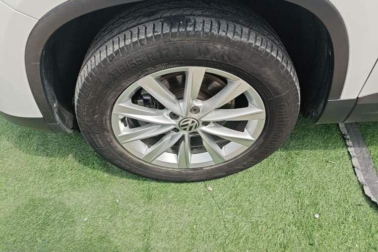 Used Volkswagen Tiguan 2017 300TSI Automatic Two-Wheel Drive Silk Road Luxury Edition Left Front Wheel Hub