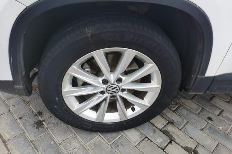 Used Volkswagen Tiguan 2017 300TSI Automatic Two-Wheel Drive Silk Road Luxury Edition Left Front Wheel Hub
