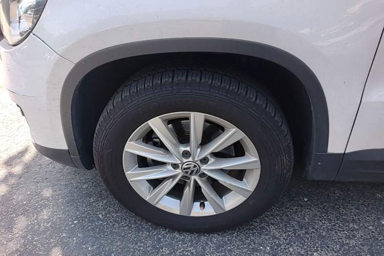 Used Volkswagen Tiguan 2017 300TSI Automatic Two-Wheel Drive Silk Road Comfort Edition Left Front Wheel Hub