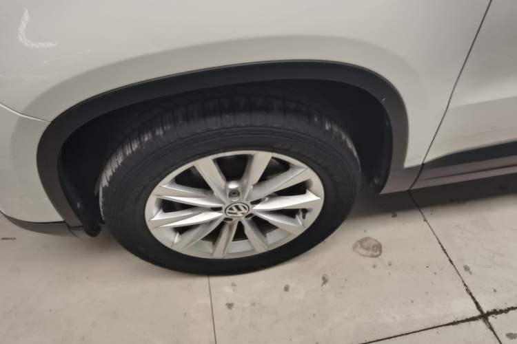 Used Volkswagen Tiguan 2017 300TSI Automatic Two-Wheel Drive Silk Road Luxury Edition Left Front Wheel Hub