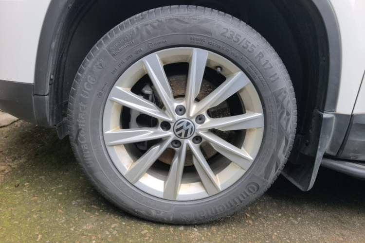 Used Volkswagen Tiguan 2017 300TSI Automatic Two-Wheel Drive Silk Road Luxury Edition Left Front Wheel Hub