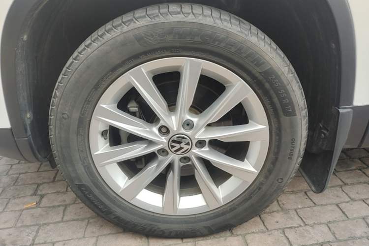 Used Volkswagen Tiguan 2017 300TSI Automatic Two-Wheel Drive Silk Road Comfort Edition Left Front Wheel Hub