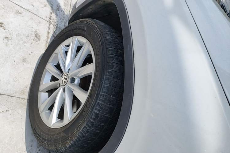 Used Volkswagen Tiguan 2017 300TSI Automatic Two-Wheel Drive Silk Road Luxury Edition Left Front Wheel Hub