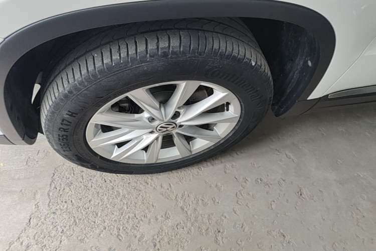 Used Volkswagen Tiguan 2017 300TSI Automatic Two-Wheel Drive Silk Road Comfort Edition Left Front Wheel Hub