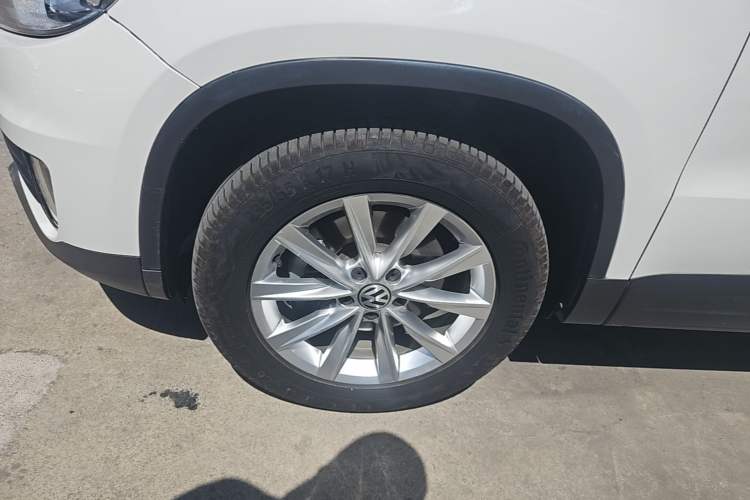 Used Volkswagen Tiguan 2017 300TSI Automatic Two-Wheel Drive Silk Road Luxury Edition Left Front Wheel Hub