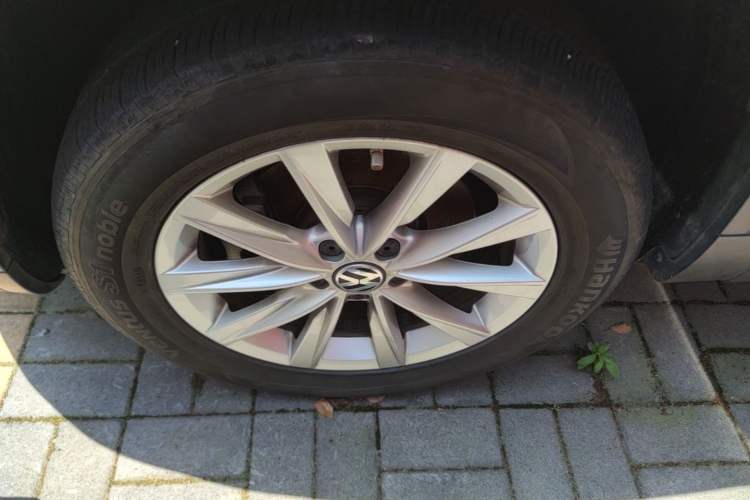 Used Volkswagen Tiguan 2017 300TSI Automatic Two-Wheel Drive Silk Road Luxury Edition Left Front Wheel Hub