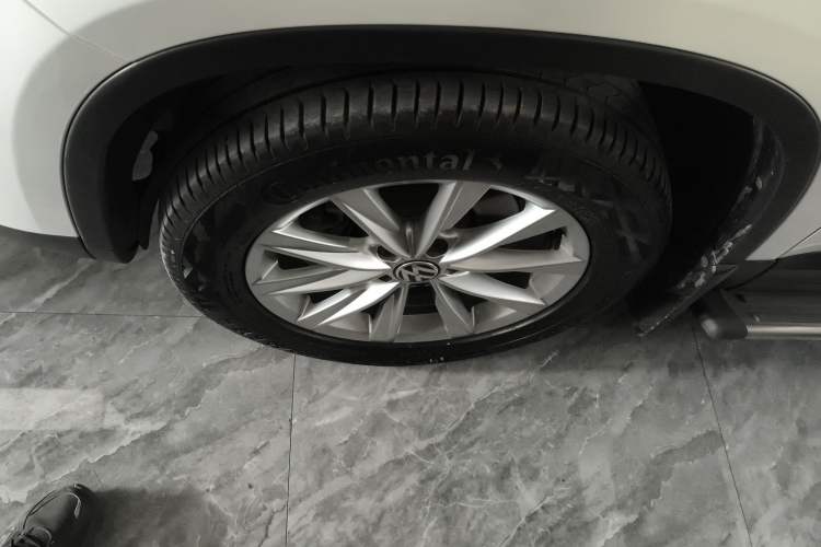Used Volkswagen Tiguan 2017 300TSI Automatic Two-Wheel Drive Silk Road Luxury Edition Left Front Wheel Hub
