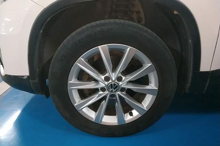 Used Volkswagen Tiguan 2017 300TSI Automatic Two-Wheel Drive Silk Road Luxury Edition Left Front Wheel Hub