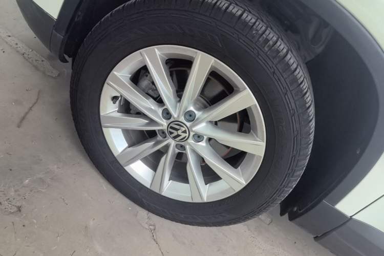 Used Volkswagen Tiguan 2017 300TSI Automatic Two-Wheel Drive Silk Road Comfort Edition Left Front Wheel Hub