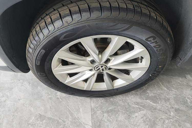 Used Volkswagen Tiguan 2017 300TSI Automatic Two-Wheel Drive Silk Road Luxury Edition Left Front Wheel Hub
