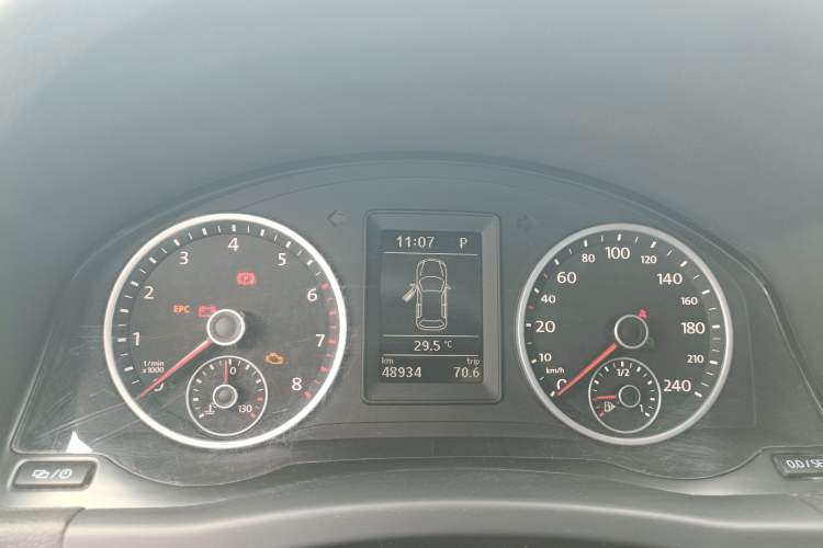 Used Volkswagen Tiguan 2017 300TSI Automatic Two-Wheel Drive Silk Road Luxury Edition Odometer Close Up