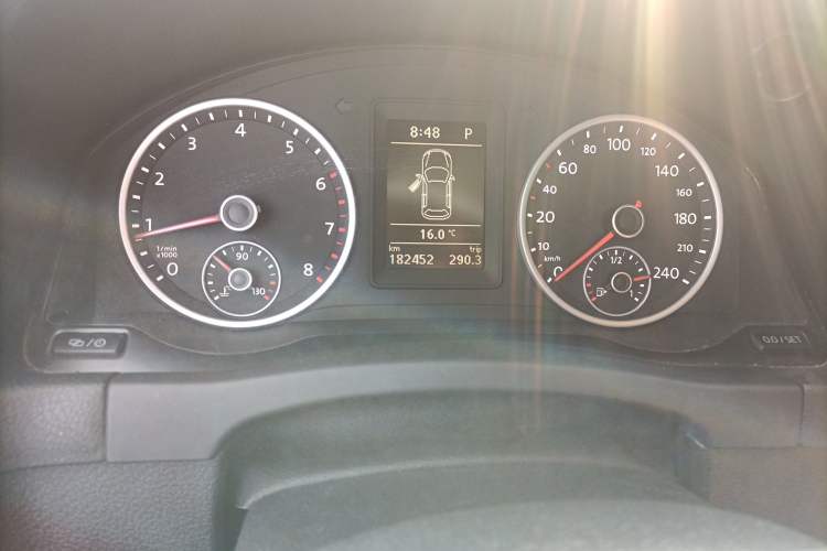 Used Volkswagen Tiguan 2017 300TSI Automatic Two-Wheel Drive Silk Road Comfort Edition Odometer Close Up