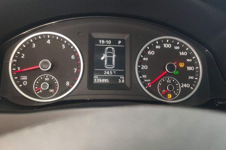 Used Volkswagen Tiguan 2017 300TSI Automatic Two-Wheel Drive Silk Road Luxury Edition Odometer Close Up