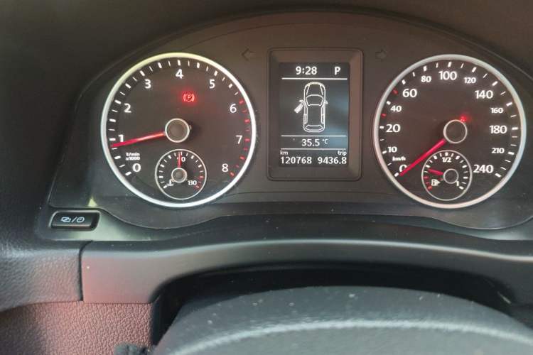 Used Volkswagen Tiguan 2017 300TSI Automatic Two-Wheel Drive Silk Road Comfort Edition Odometer Close Up