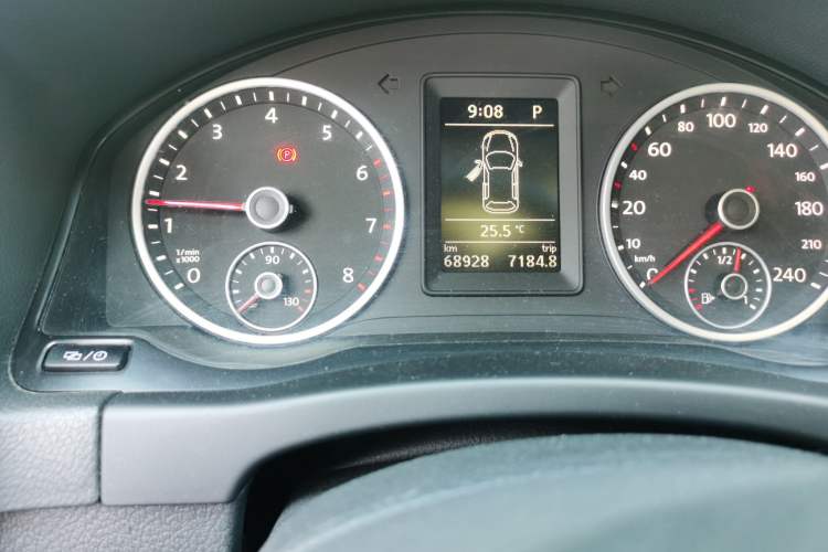 Used Volkswagen Tiguan 2017 300TSI Automatic Two-Wheel Drive Silk Road Comfort Edition Odometer Close Up