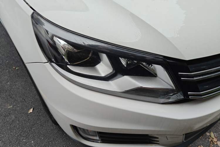 Used Volkswagen Tiguan 2017 300TSI Automatic Two-Wheel Drive Silk Road Comfort Edition Right Front Headlight