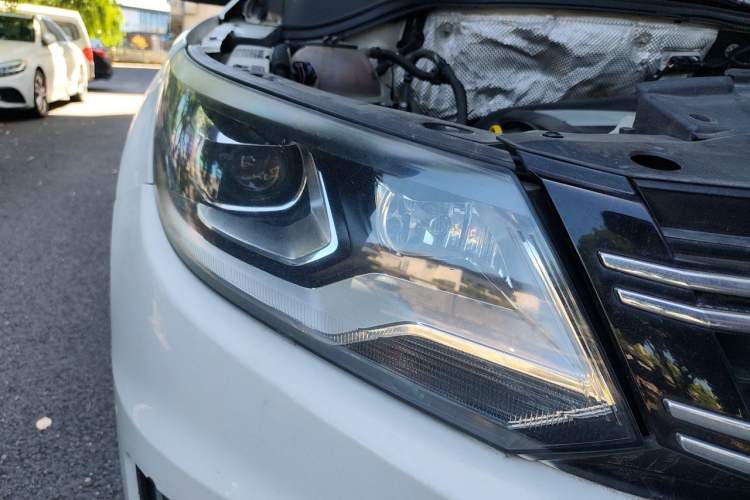 Used Volkswagen Tiguan 2017 300TSI Automatic Two-Wheel Drive Silk Road Comfort Edition Right Front Headlight