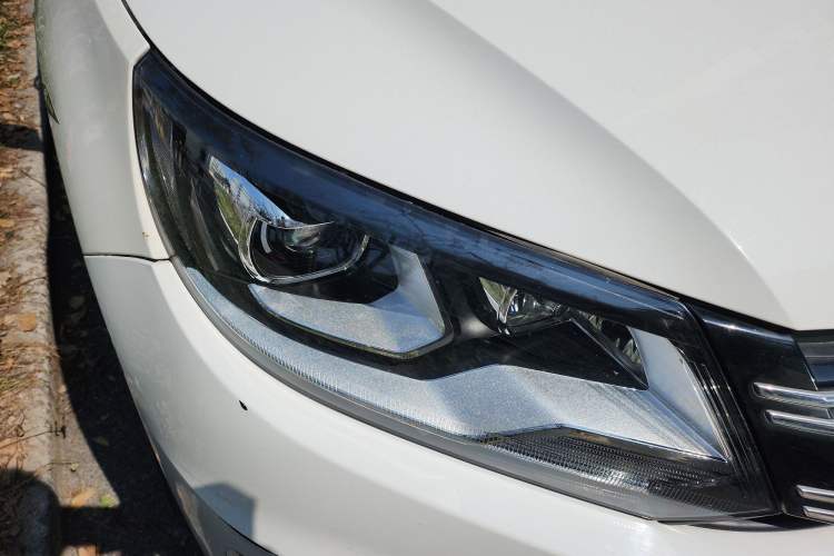 Used Volkswagen Tiguan 2017 300TSI Automatic Two-Wheel Drive Silk Road Luxury Edition Right Front Headlight
