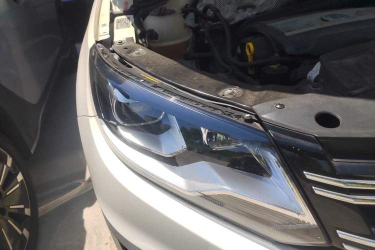Used Volkswagen Tiguan 2017 300TSI Automatic Two-Wheel Drive Silk Road Comfort Edition Right Front Headlight