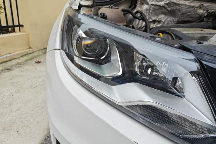 Used Volkswagen Tiguan 2017 300TSI Automatic Two-Wheel Drive Silk Road Comfort Edition Right Front Headlight