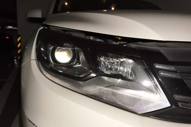 Used Volkswagen Tiguan 2017 300TSI Automatic Two-Wheel Drive Silk Road Comfort Edition Right Front Headlight