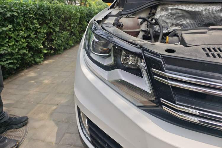 Used Volkswagen Tiguan 2017 300TSI Automatic Two-Wheel Drive Silk Road Luxury Edition Right Front Headlight