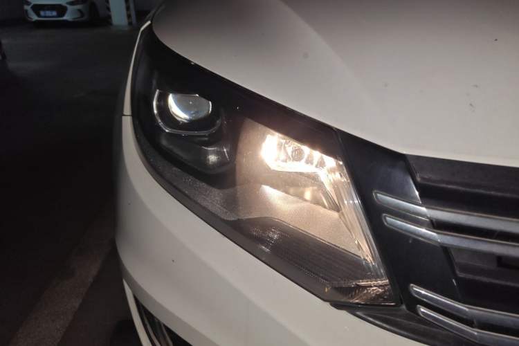 Used Volkswagen Tiguan 2017 300TSI Automatic Two-Wheel Drive Silk Road Comfort Edition Right Front Headlight
