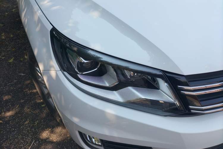 Used Volkswagen Tiguan 2017 300TSI Automatic Two-Wheel Drive Silk Road Luxury Edition Right Front Headlight