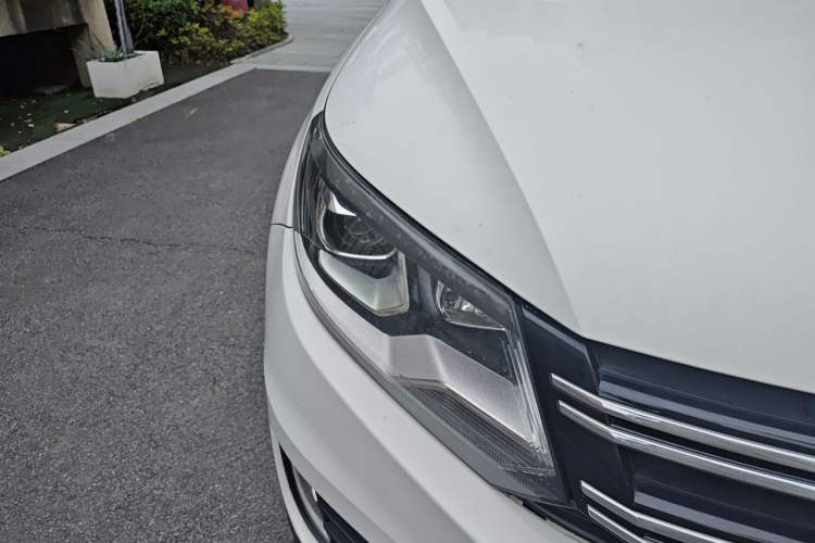 Used Volkswagen Tiguan 2017 300TSI Automatic Two-Wheel Drive Silk Road Comfort Edition Right Front Headlight