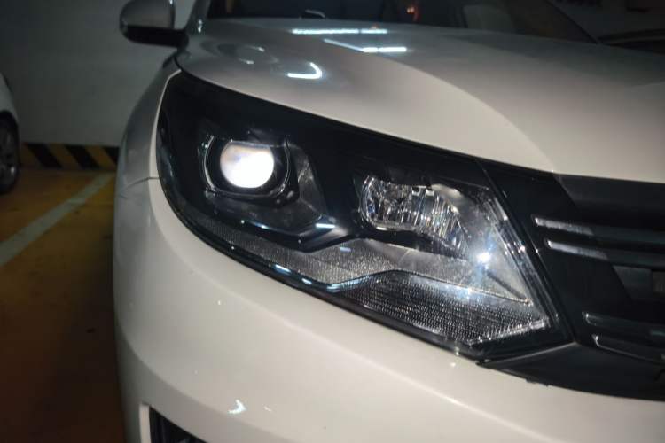 Used Volkswagen Tiguan 2017 300TSI Automatic Two-Wheel Drive Silk Road Luxury Edition Right Front Headlight