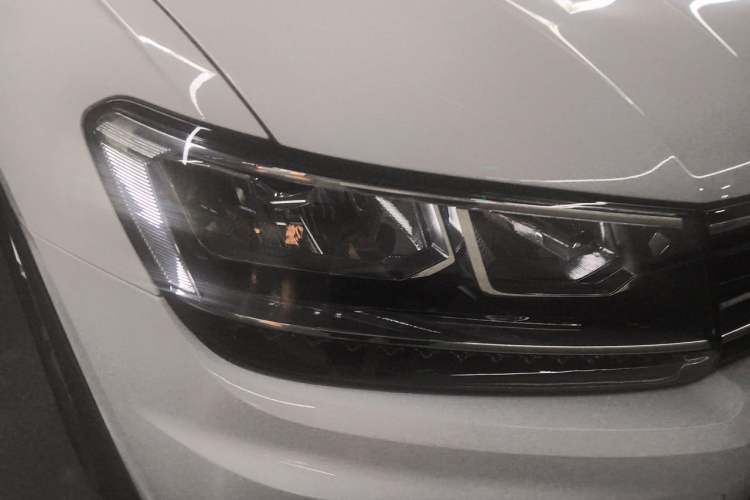 Used Volkswagen Tiguan 2017 330TSI All-Wheel-Drive Innovation Model Right Front Headlight