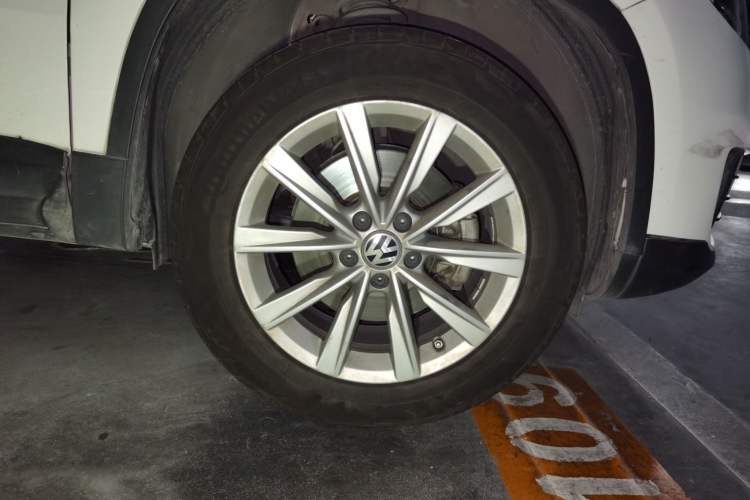 Used Volkswagen Tiguan 2017 300TSI Automatic Two-Wheel Drive Silk Road Luxury Edition Right Front Wheel Hub