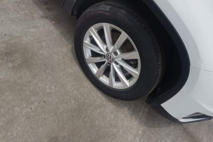 Used Volkswagen Tiguan 2017 300TSI Automatic Two-Wheel Drive Silk Road Comfort Edition Right Front Wheel Hub